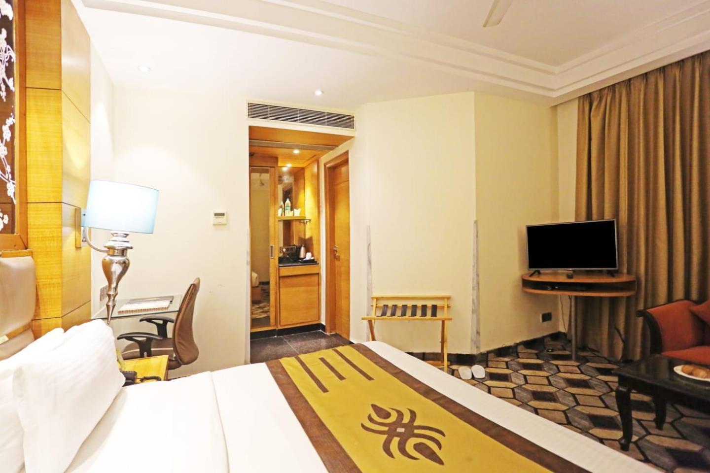 Airport Hotel Claytone New Delhi Exterior photo
